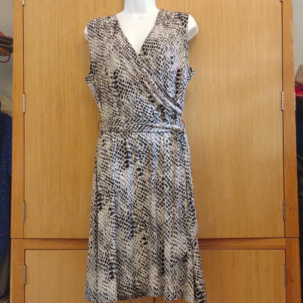 PETITES Jones|Wear SZ PL SLVLESS BLK/WH Geometric Print Dress .